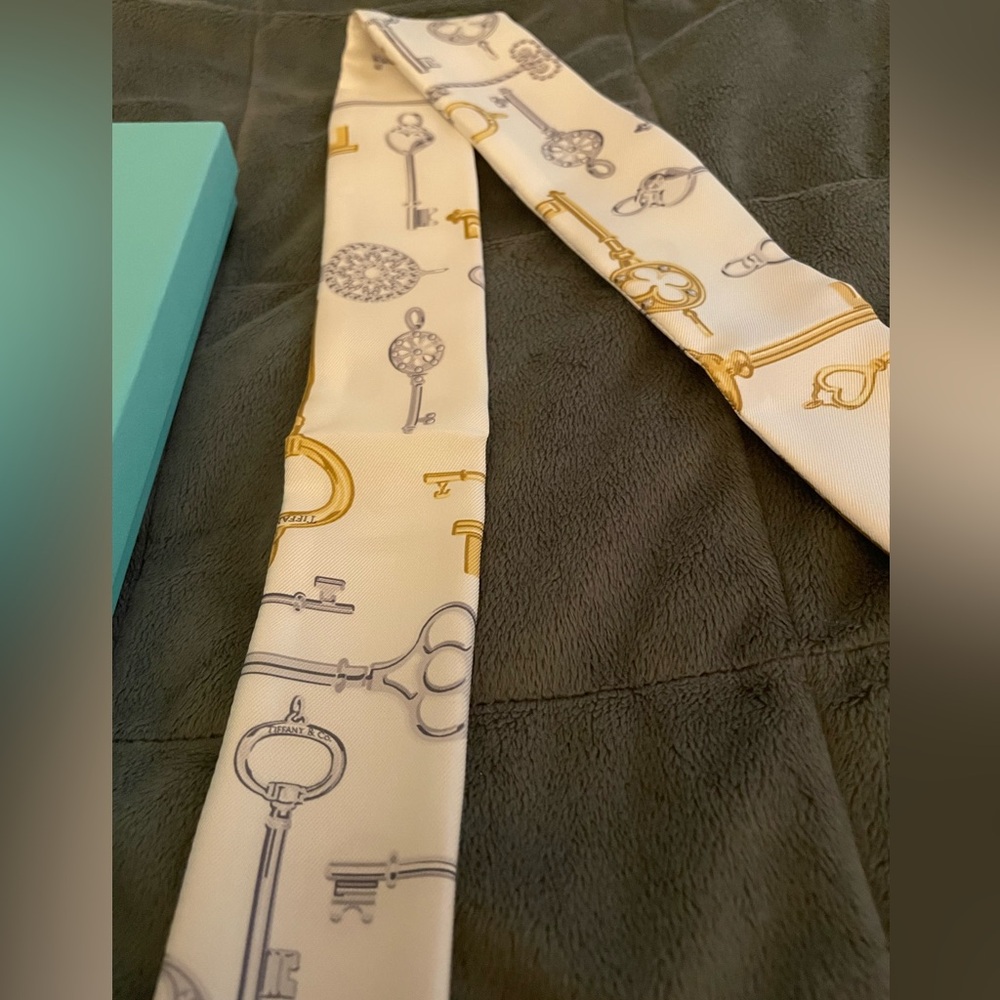 NWT. Tiffany&Co Silk White Scarf Tie/ Twilly Silver Gold Keys Charms - Picture 7 of 8